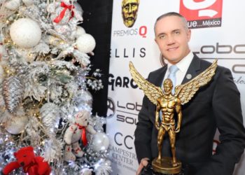 El buzo Gustavo Cárdenas Moreno promueve conciencia ambiental durante las fiestas decembrinas