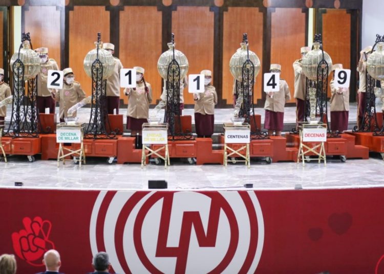 Lotenal contrata limpieza con sobreprecio; corrige a petición de la próxima proveedora