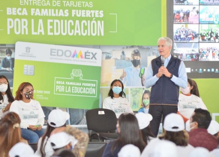 Da inicio Alfredo Del Mazo a programa de entrega de becas para que alumnos mexiquenses continúen con sus estudios