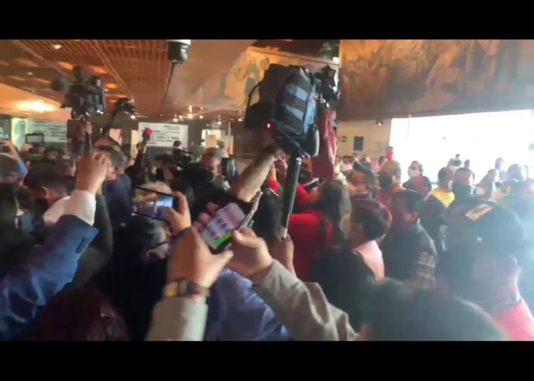 Protestan trabajadores de San Lázaro