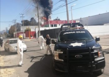 Combaten cuerpos de emergencia incendio de planta en Lerma