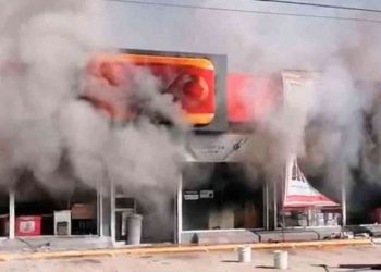 Narco quema autos, tienda y una caseta por cobro de piso en Ciudad Juárez