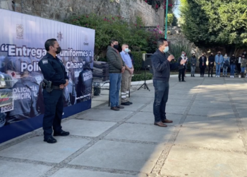 Alcalde de Charo, Michoacán, entrega uniformes a elementos de seguridad municipales