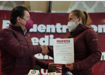 Entrega Mario Delgado constancia a Marina Vitela como precandidata única de Morena en Durango