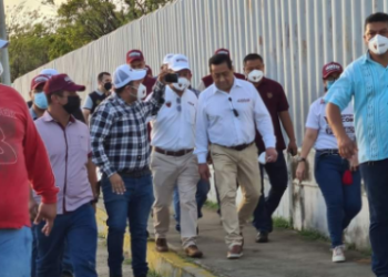 Entrega Mario Delgado constancia a Marina Vitela como precandidata única de Morena en Durango