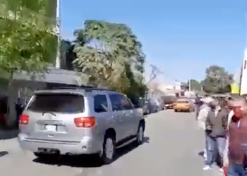 Gritan ‘¡corrupto!’ a Mario Delgado y le avientan huevos