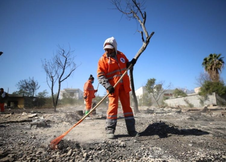 Inicia año gobierno de Monterrey con limpieza en predio incendiado