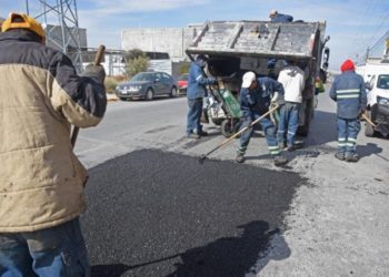 Repara municipio vialidades en Saltillo