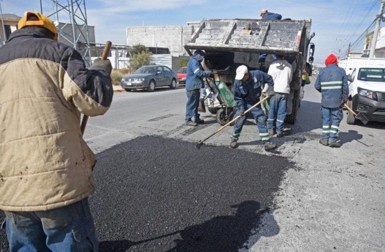 Repara municipio vialidades en Saltillo