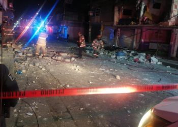 Atienden servicios de emergencia explosión en vivienda de Ecatepec