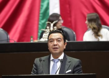 Evita Policía de Hermosillo se arroje joven de distribuidor vial