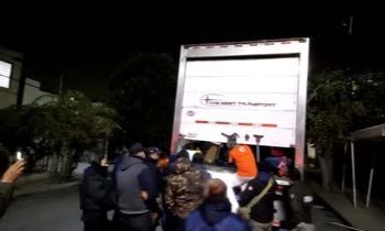Rescata INM a 65 personas migrantes hacinadas en caja de tráiler en Coahuila