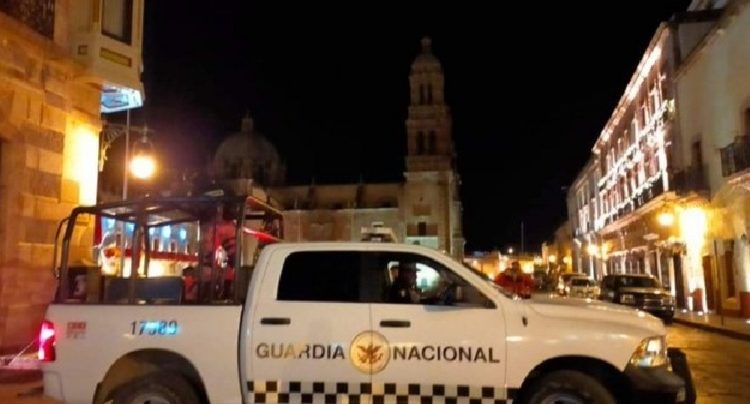 Dejan camioneta con cuerpos frente a Palacio de Gobierno de Zacatecas