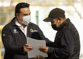 Alcalde de Querétaro entrega escrituras a familias del municipio