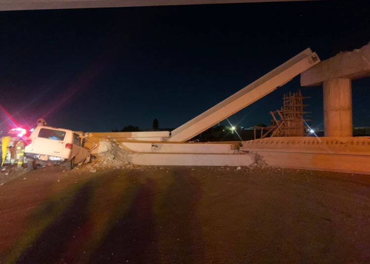 Cae puente vehicular en construcción en Tecámac