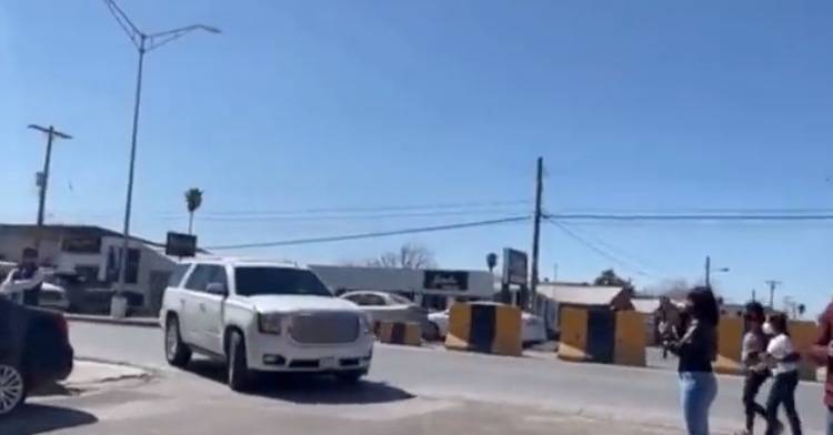 Ahora en Tamaulipas, reciben con huevazos a Mario Delgado