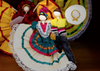 Utilizan artesanos hojas de maíz para sus creaciones