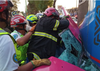 Tren Ligero se impacta con taxi en Tlalpan