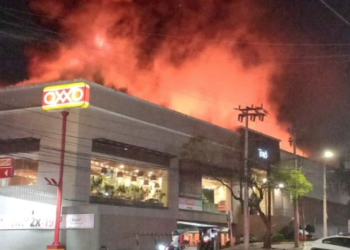 Se incendia tienda Office Depot en Las Águilas; evacuan a 100 personas