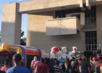 Lanza Sandra Cuevas pelotas con 500 pesos a simpatizantes de su gestión