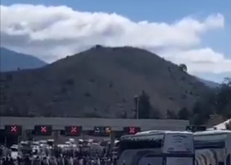 Se enfrenta Guardia Nacional con normalistas por toma de caseta en Chilpancingo