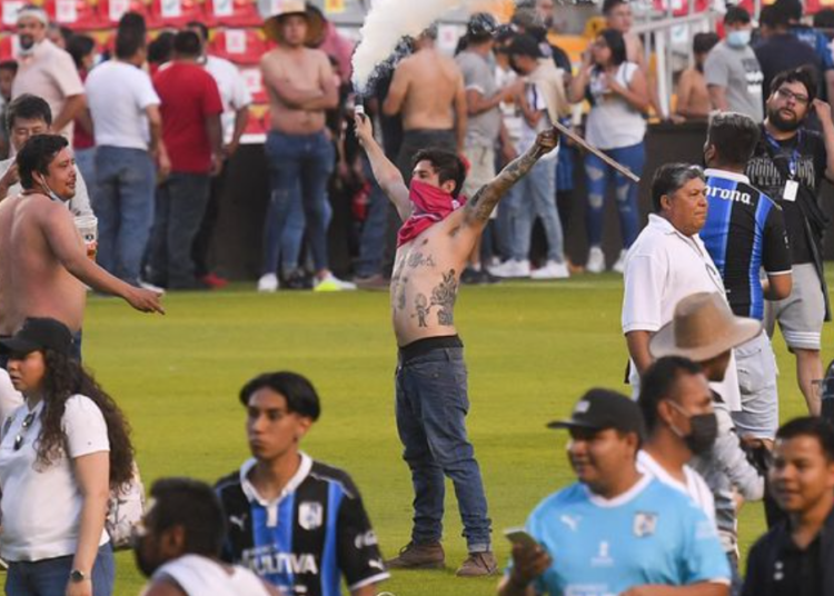 Pelea entre porras en el Querétaro-Atlas deja varios heridos de gravedad