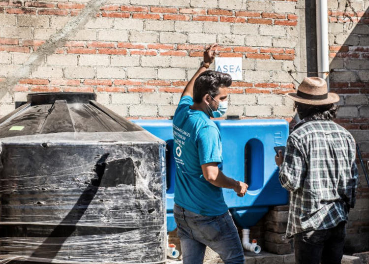 Seis de cada 10 viviendas irregulares en México acceden al agua potable a través del acarreo