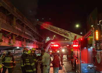 Incendio consume casi los tres niveles del Mercado San Juan de Dios, en Guadalajara