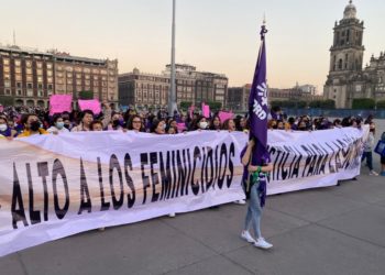 Mujeres perredistas se manifiestan en el Zócalo para exigir alto a feminicidios y violencia