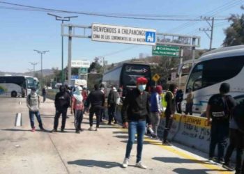 Normalistas bloquean Autopista del Sol por nulos avances en investigación