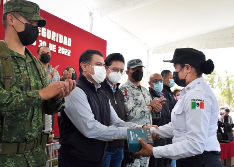 Fortalece Tlalnepantla seguridad del municipio con entrega de patrullas, armas y equipo táctico