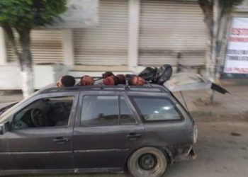 Dejan 6 cabezas humanas y cuerpos desmembrados en un coche en Chilapa