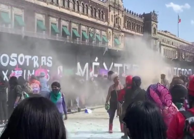 Policías rocían a mujeres con polvo de extintores