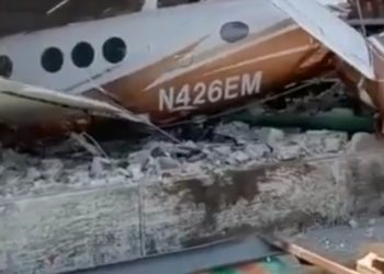 Accidente de avioneta en Bodega Aurrerá deja tres muertos