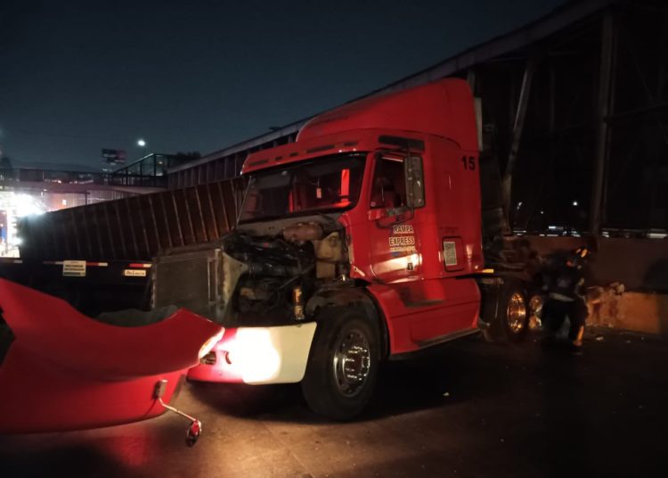 Se normaliza servicio en Línea 5 del Metro tras choque de tráiler con barda