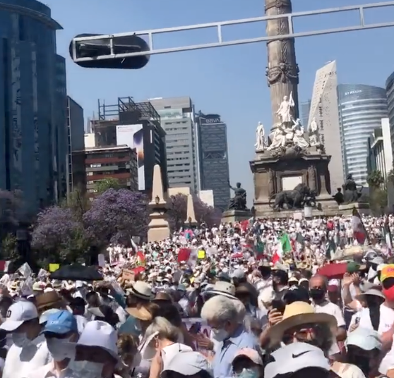 Marchan a favor y en contra de López Obrador en diferentes entidades del país