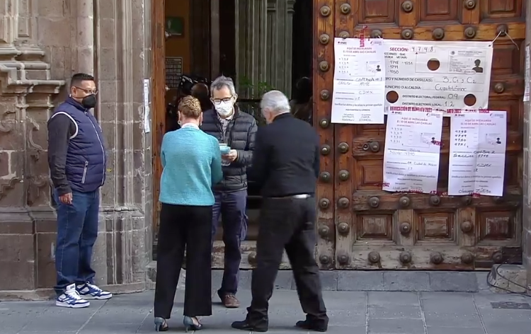 Llama López Obrador a participar en consulta de revocación