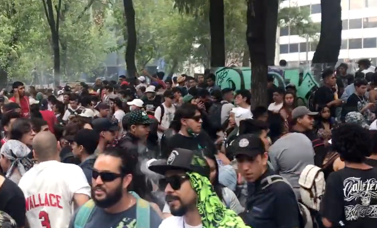 Marchan jóvenes en favor de la marihuana en la CDMX