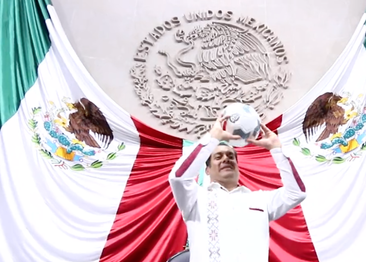 Usa Gutiérrez Luna la máxima tribuna del país como cancha de fútbol