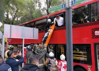 Deja 41 heridos choque entre autobús y Metrobús en Reforma