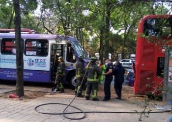 Deja 41 heridos choque entre autobús y Metrobús en Reforma
