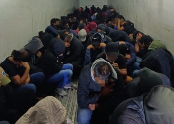 Identifica INM a 133 personas migrantes extranjeras hacinadas en caja refrigerada de tractocamión