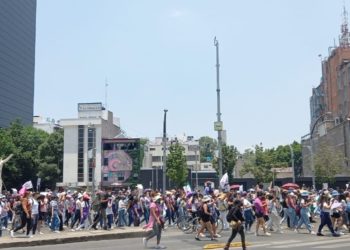 Marchan mujeres sobre Reforma para exigir alto a los feminicidios