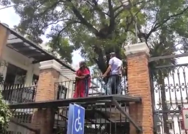 Mujer triqui escala rejas y cae de 2 metros de alto durante protesta en Segob