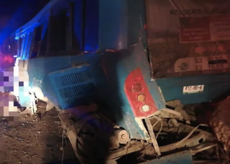 Volcadura de camión de pasajeros en Tuxcueca, Jalisco deja 13 muertos y 20 heridos