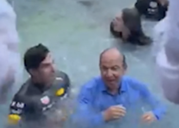 Checo Pérez festeja título con Felipe Calderón