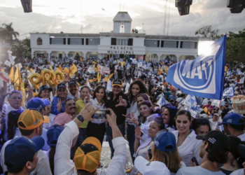 Laura Fernández encabeza multitudinario cierre de campaña en Playa del Carmen