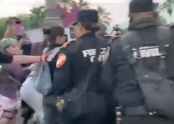 Mujeres protestan por asesinatos en festejos del Día de las Madres en Nuevo León