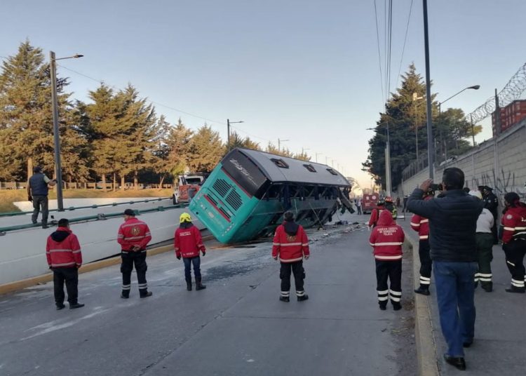 Atiende Edoméx a lesionados por voladura de autobús