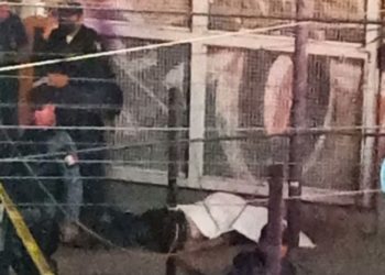 Policía de la CDMX empuja a usuario del metro tras riña y muere